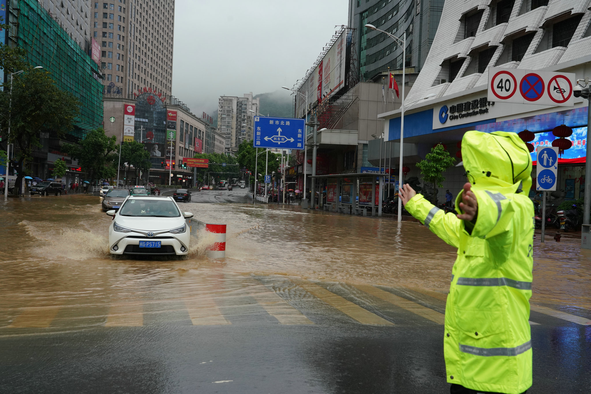 5月16日,車輛駛過福建三明市積水路段. 新華社發