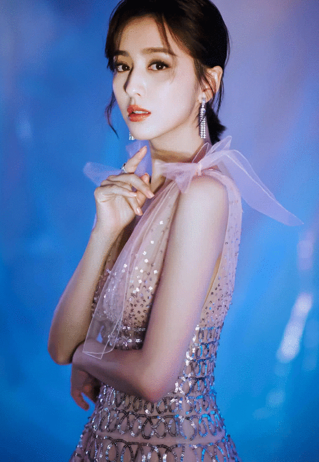 佟丽娅穿透色薄纱长裙镜头拉近的那一刻简直是男人的梦中情人