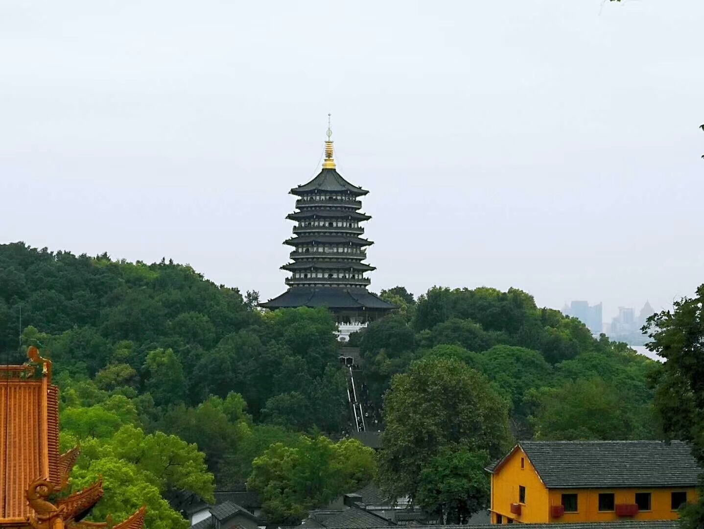 雷峰塔又名皇妃塔,西关砖塔,位于浙江省会杭州市西湖风景区南岸夕照山