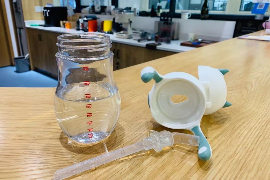 共聚聚酯材料,不含双酚 a,安全无毒,和市面上很多中高端的奶瓶一样的