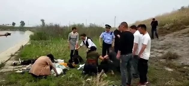 当地消防部门与颍上中青安防服务队 打捞出3具尸体 据参与救援的 颍上