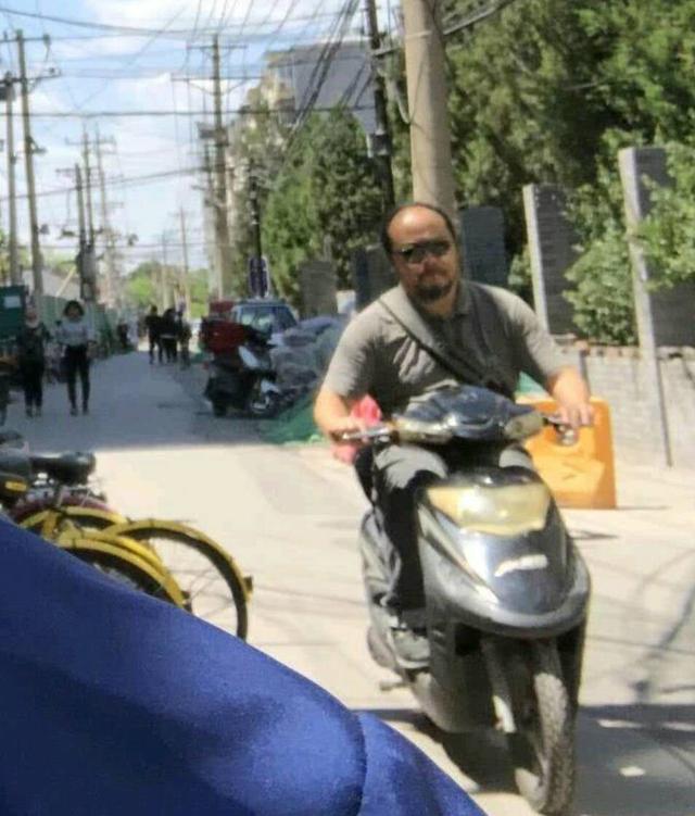 49岁窦唯骑电动车上街,衣着邋遢沾满灰,网友:窦仙儿