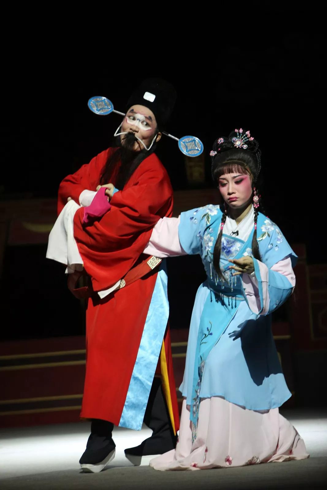 俏皮丫头斗知府伸张正义巧团圆琼剧春草闯堂剧照