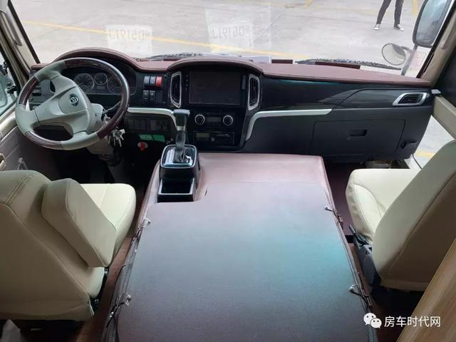 你知道嘛?只需要c照和不到30万的价格就能开走佳乐这辆小巴房车