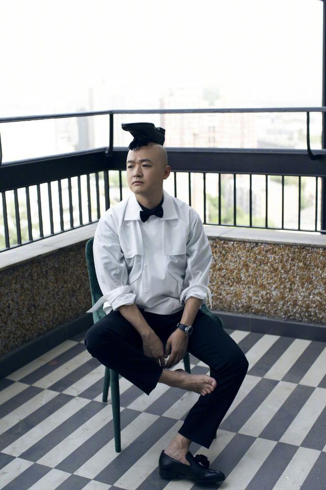 原创包贝尔晒照称气质这块拿捏的死死的头顶皮鞋和扫帚让人无法理解