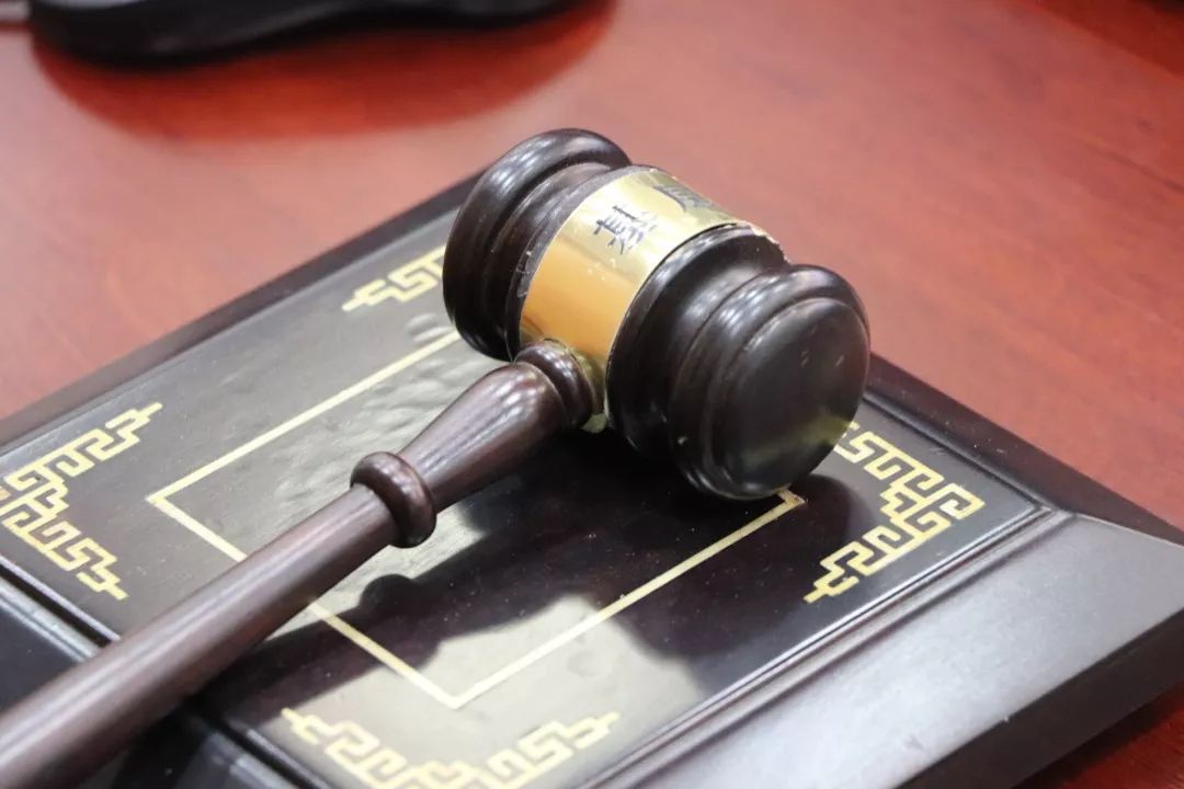 上拿的锤子叫法法槌为了从小培养孩子们的法律意识,感受到法庭的威严