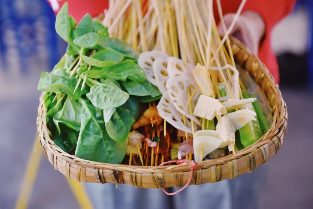 马路边边吃串串,蓝桌子,小卖部,怀旧簸箕……带你回到80年代老成都!