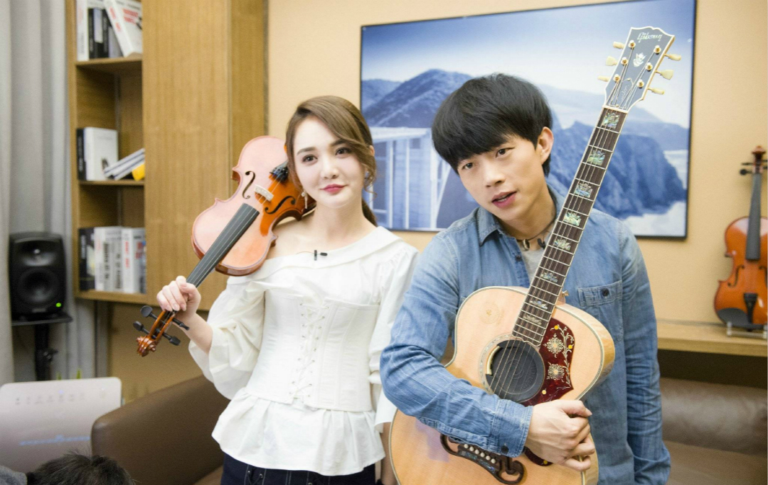 汪苏泷恋情确认,女方也是娱乐圈里人,赵雷曾是她的绯闻男友_靳梦佳