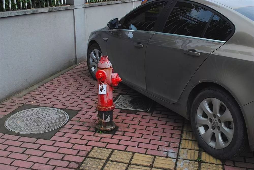 还有的车,就停在消防栓边上.