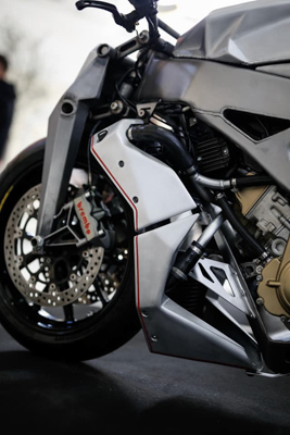 车重122公斤马力70匹的硬尾怪物apriliasxv550