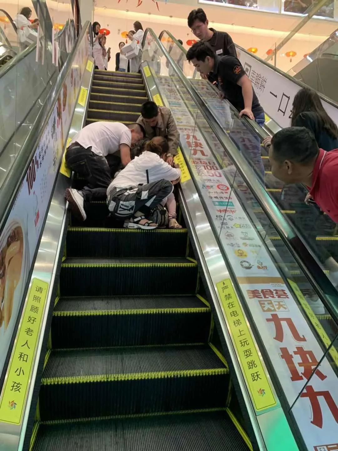 厚街又有孩子乘坐自动扶梯被卡!这次卡的是