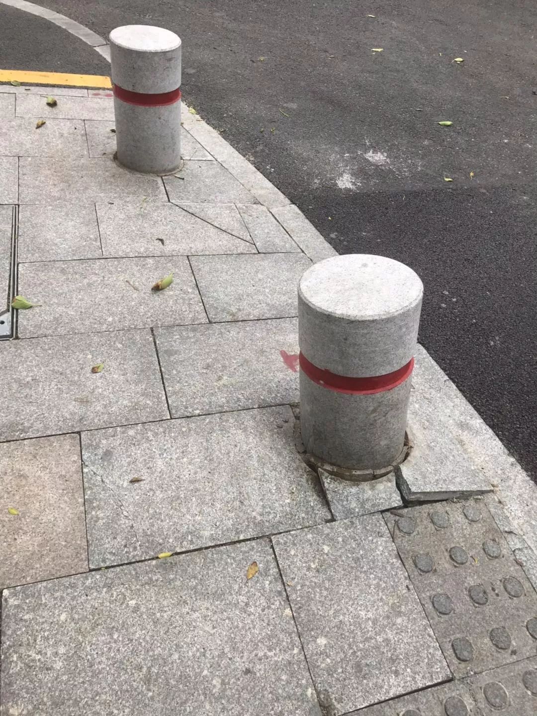 13曝光地点:香洲区 海和园东北门附近网友留言:人行道路口的石墩倾斜