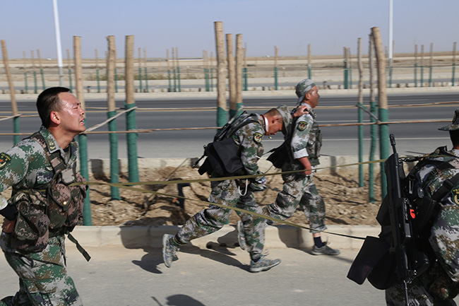 看解放军跑武装五公里