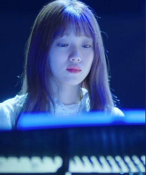 6767她还曾在《running man》上大秀舞蹈,展示了超强的舞蹈功底.