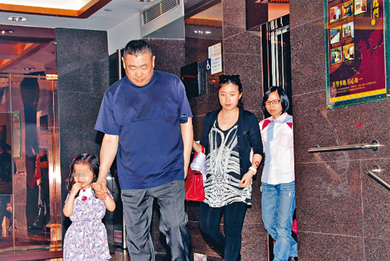 原创甘比晒全家福刘銮雄出镜神情却略显疲倦