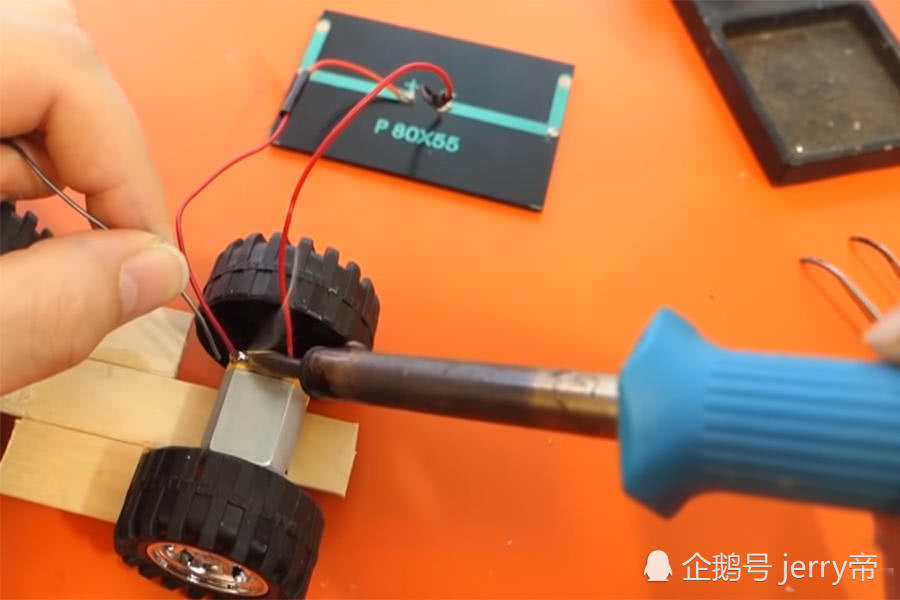 原来这位小学生是"吃鸡"狂热爱好者,他现在不能玩游戏,可是之前的游戏