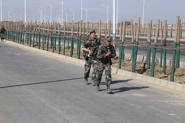 看解放军跑武装五公里