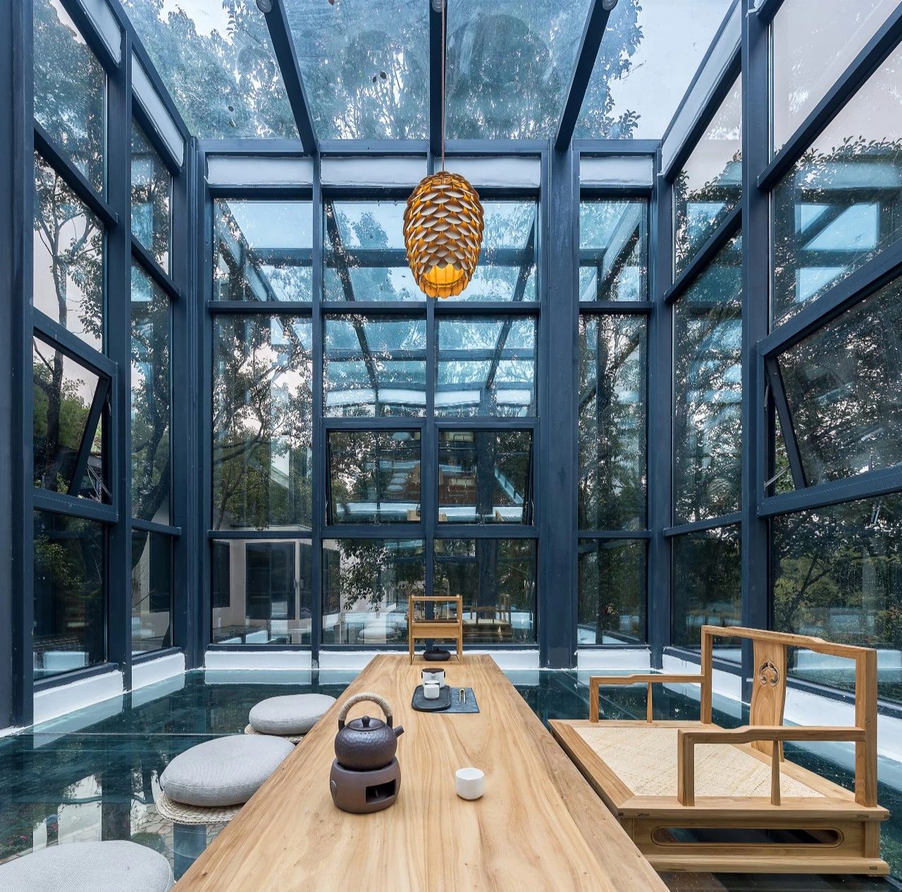 网红茶室而在山顶最佳位置,还有一处挑高平台,在这里举办一场户外