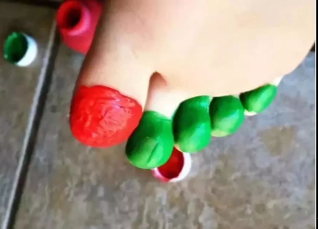 把小脚丫全都活用起来吧~别忘了灵活的脚趾头哦~准备材料:毛线,剪刀