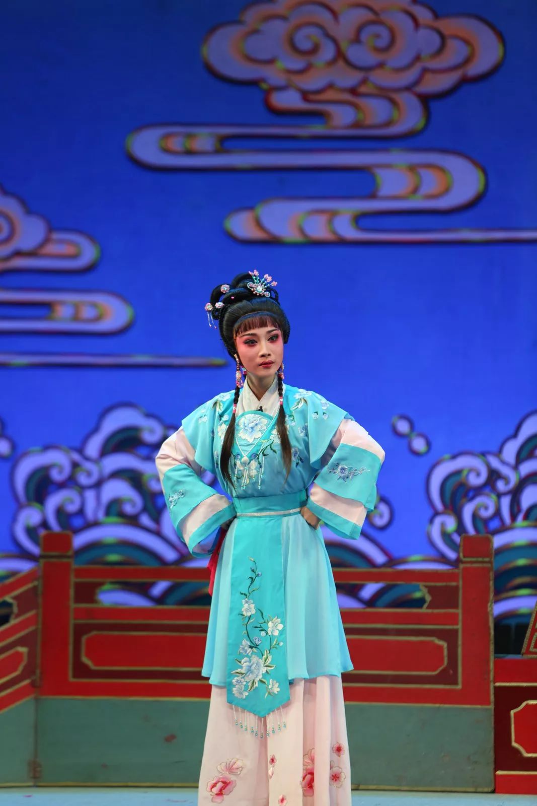 俏皮丫头斗知府,伸张正义巧团圆——琼剧《春草闯堂》剧照