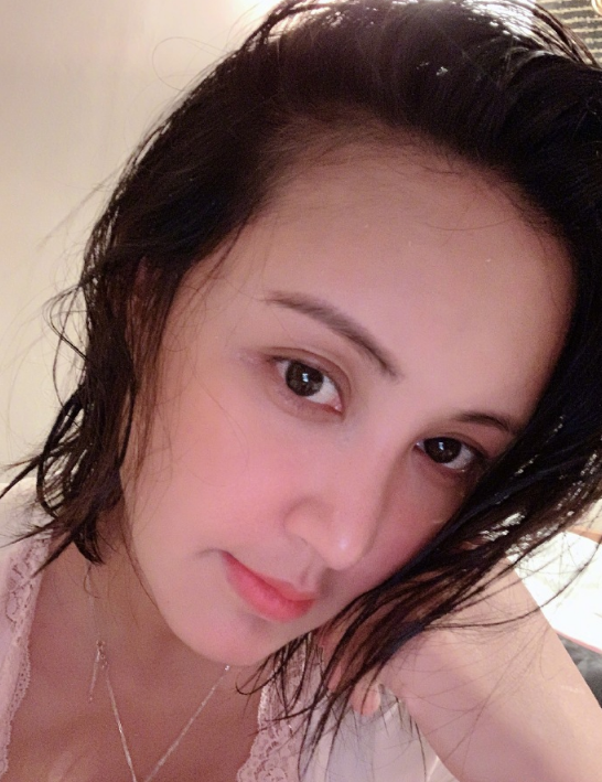 张歆艺晒湿发素颜美照 笑侃脱发之前留个纪念