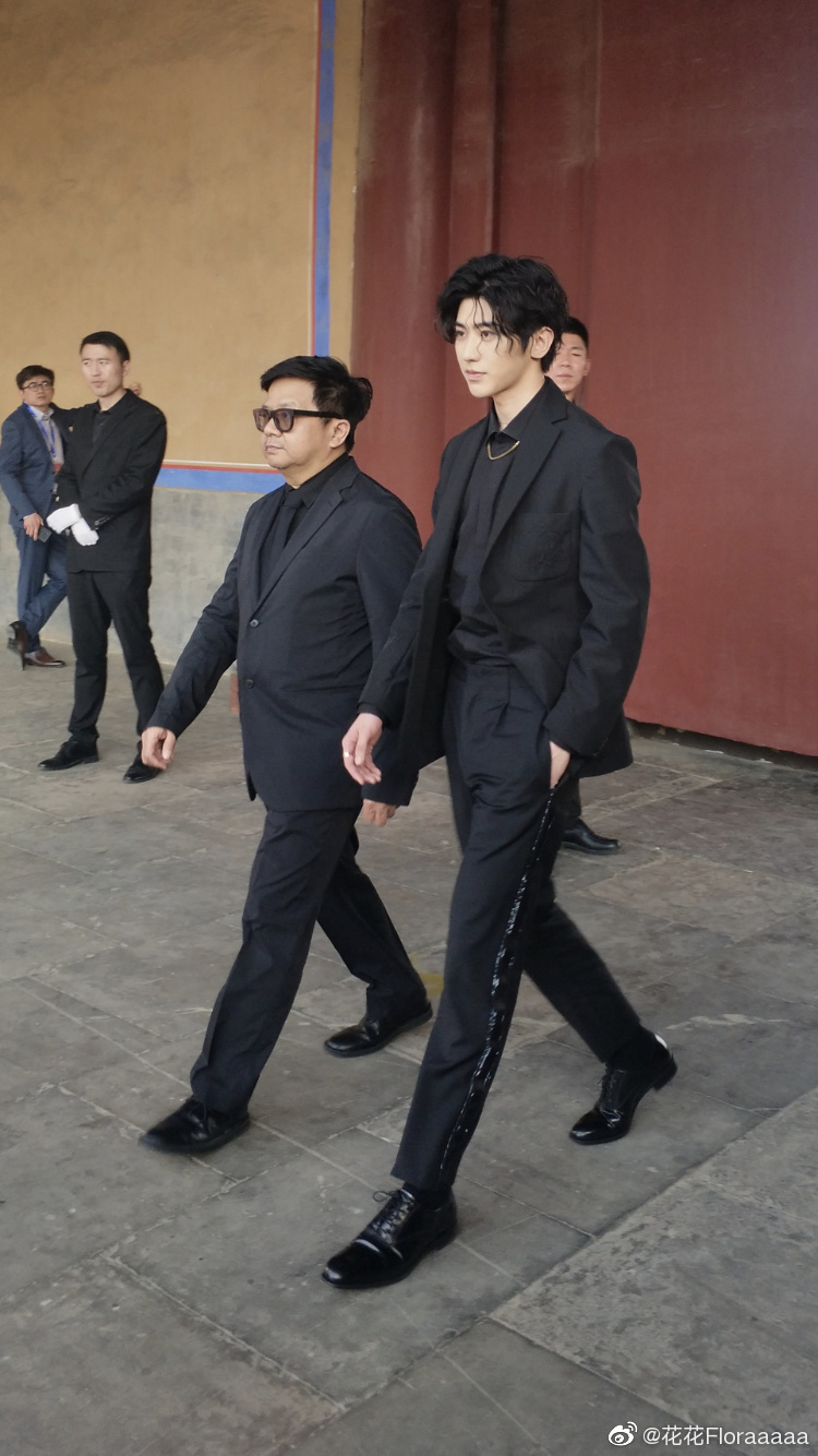 气场全开!大帅哥蔡徐坤今日份生图腿长两米八