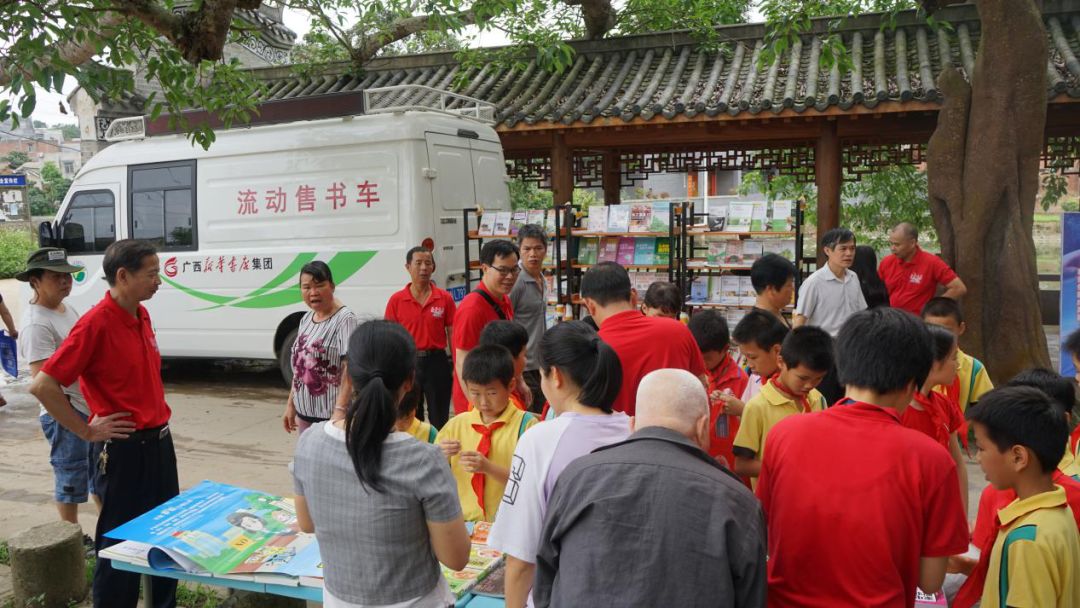 集团统一配备的"东风工程"流动售书车,在现场开展图书展销惠民活动