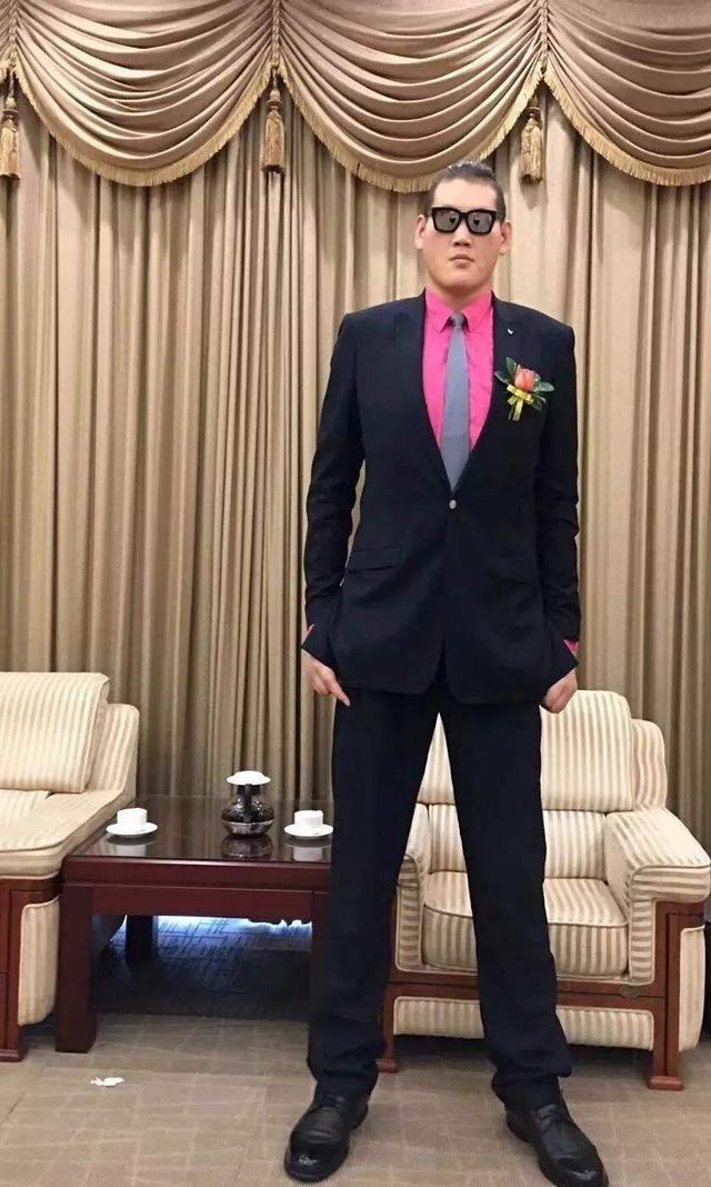 33岁巨人张欢现状!姚明赠58码鞋穿不下,身边美女如云却没有对象