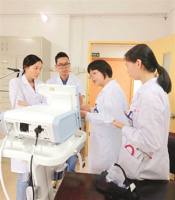 惠州市第三人民医院专家对基层医生进行培训.