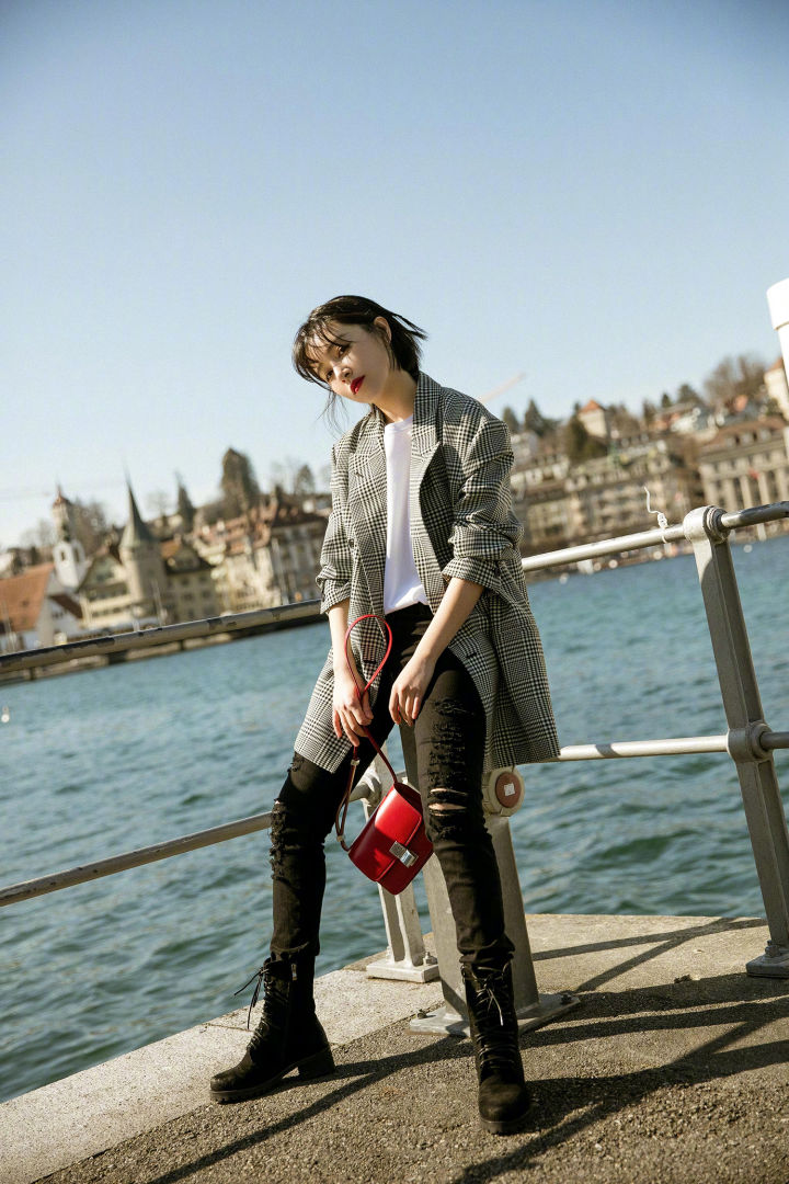 原创阚清子一身飒爽的黑白造型 气场全开独具时尚韵味