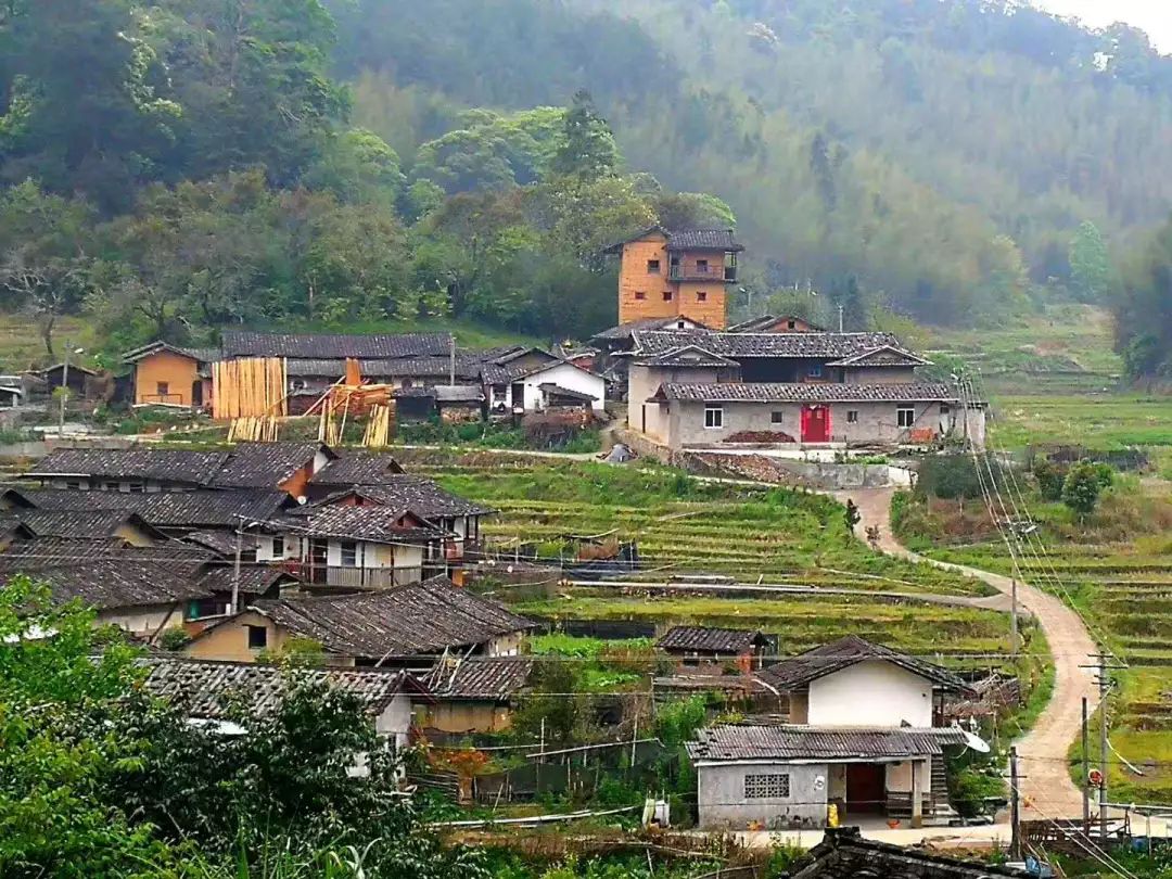 坐落著一個歷史悠久,鮮為人知的小村莊,它就是新羅區白沙鎮孔黨村