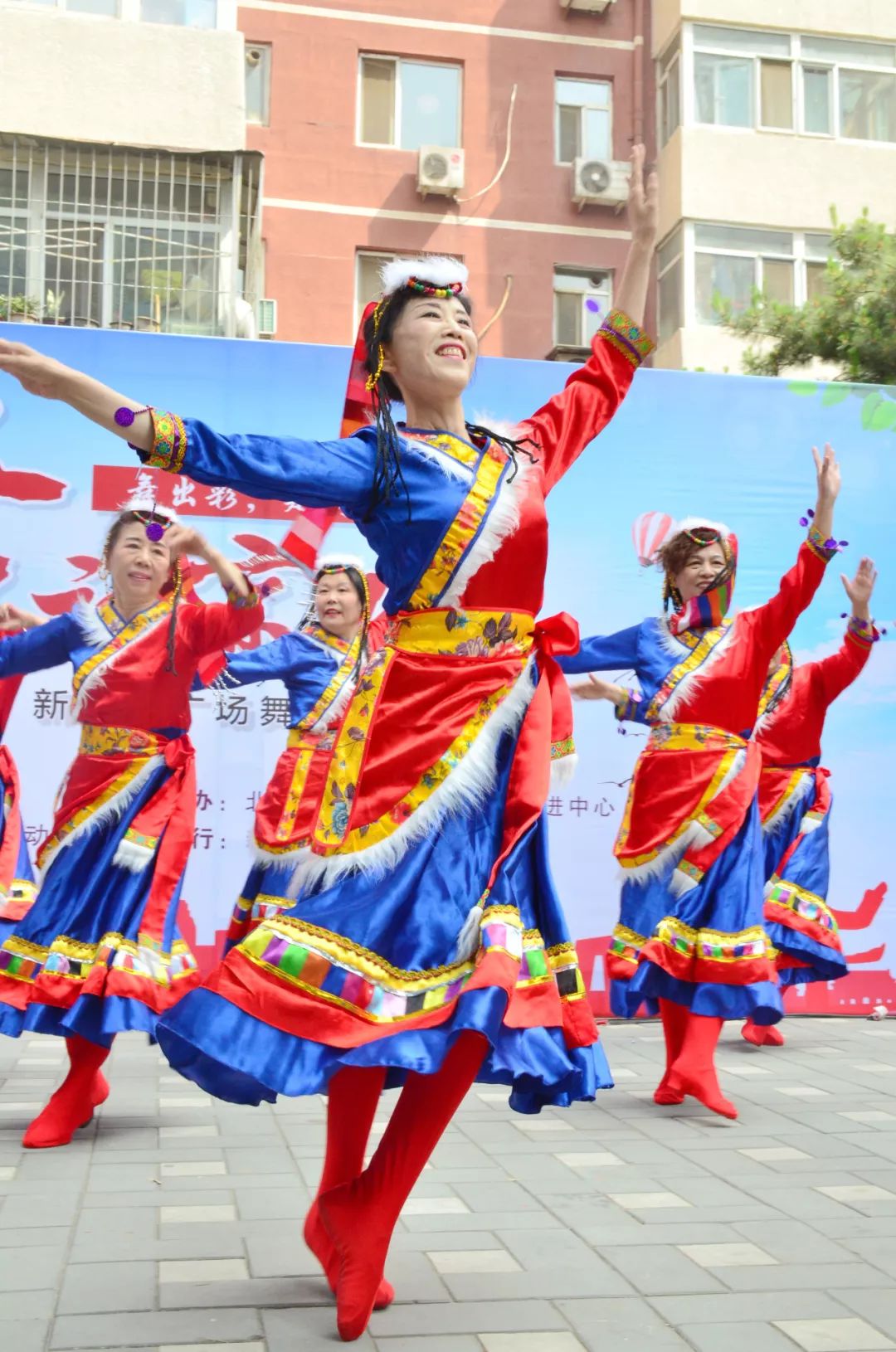 舞出健康舞出彩舞动京城社区展演走进朝外工体西里小区
