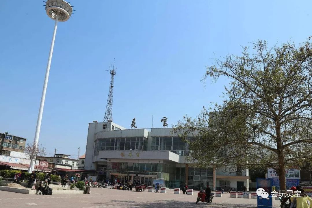 近日,小编在灵宝贴吧看到有网友讨论过灵宝火车站站台太高,坑洼不平的