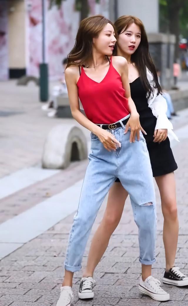 两美女在路边共跳双人舞舞姿更有随性美颜值爆炸