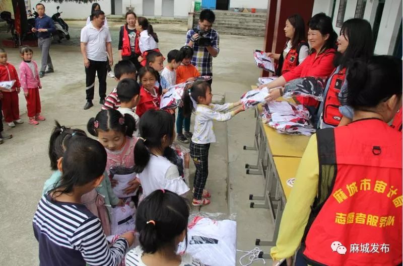 当天上午,市审计局工作人员还为夫子河镇中心小学送去助学资金3000元