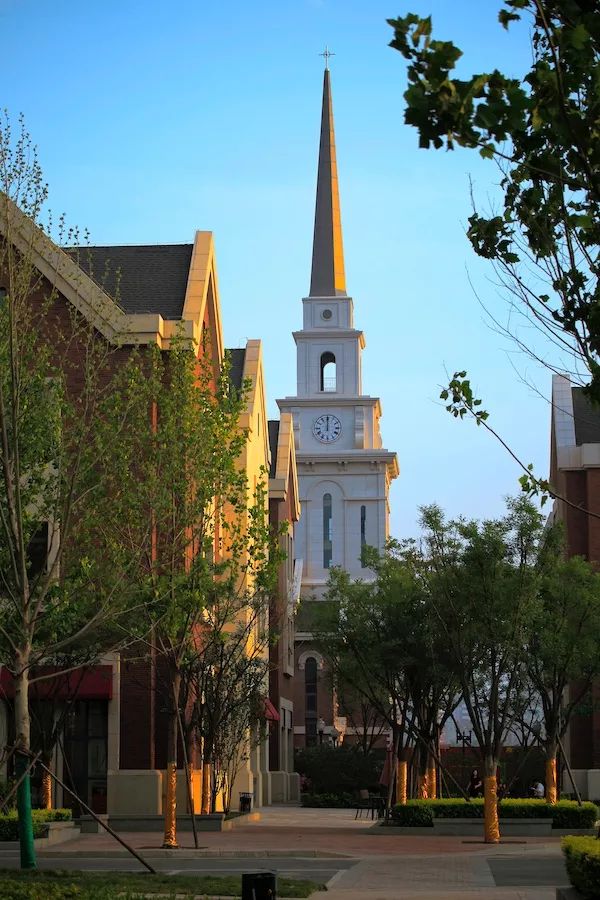 教堂红砖坡屋顶在滨海最贵1公里又出了195套波士顿洋房