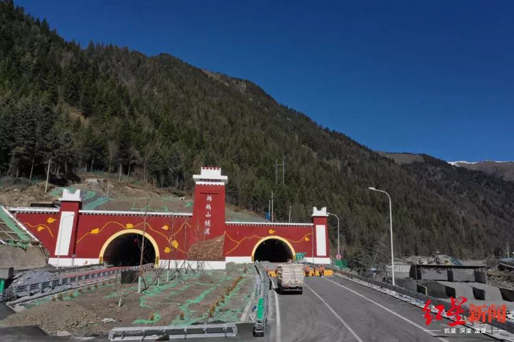 汶马高速最长隧道图片
