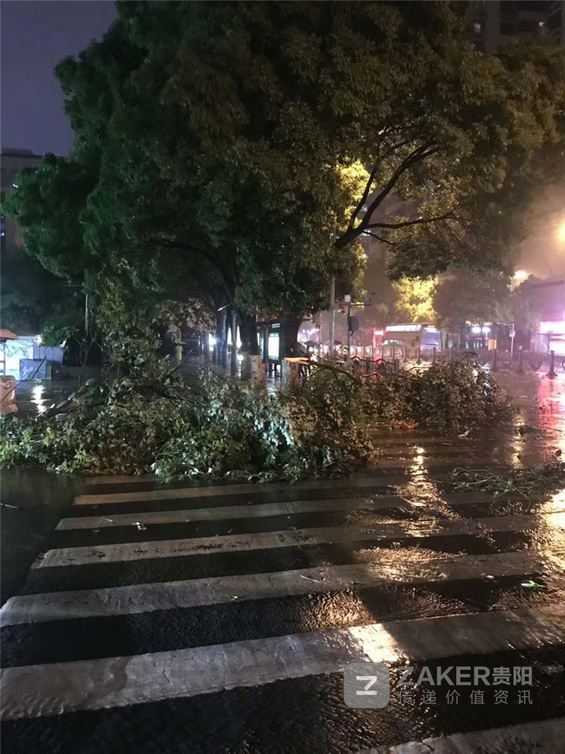 午後陽光燦爛,夜間傾盆大雨 . 貴州的天氣說變就變