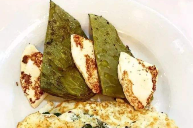 而且他们还将仙人掌做成各种食物,比如仙人掌烤串,仙人掌饼,还有仙人