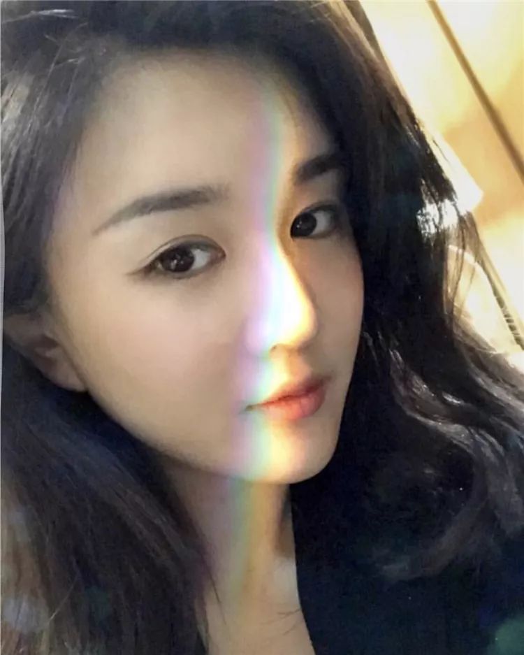 宁泽涛女友正面照曝光樊硕开着劳斯莱斯接宁泽涛及助理