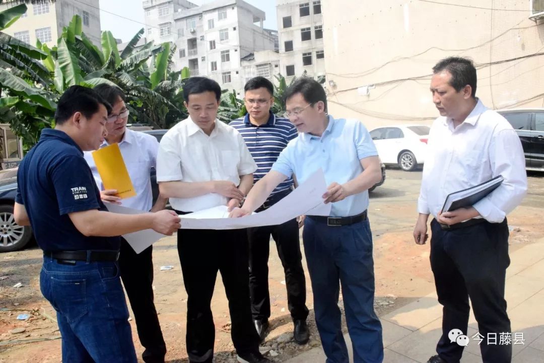 书记在现场县长覃仕平协调解决用地问题