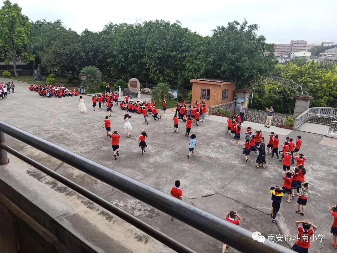 生命至上安全第一斗南小学举行防震减灾疏散演练