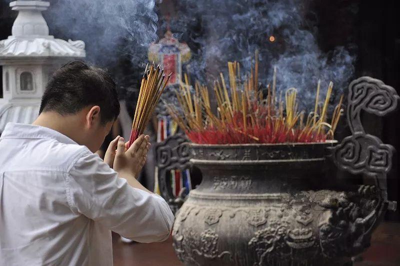 誠心地燒香禮拜,教你正確的上香跪拜禮 _道教