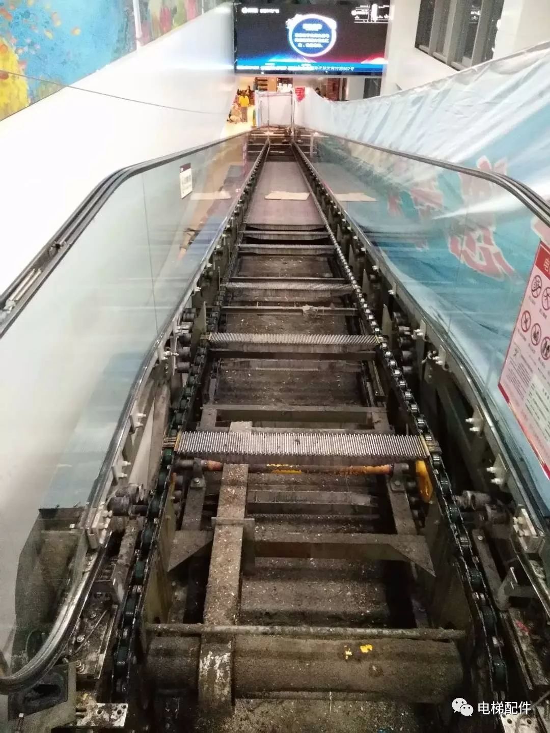 实拍:电梯冲顶,安全钳卡死!