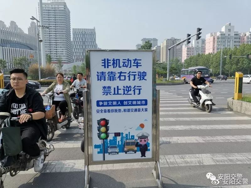 即日起严查非机动车闯红灯走快车道逆行乱穿马路