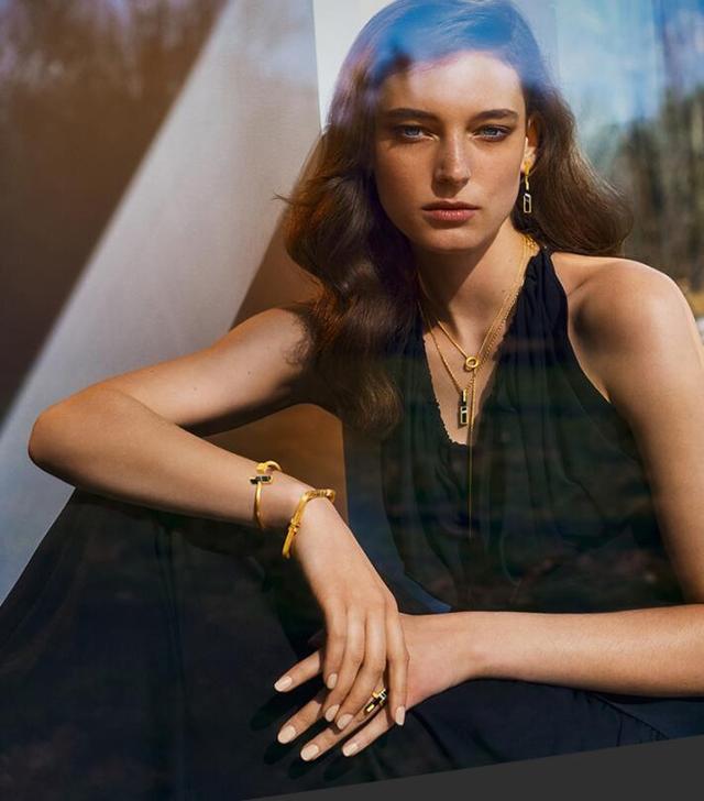 黄金首饰搭配衣服需要风格一致,如果我们不分场合,不分时机的佩戴黄金