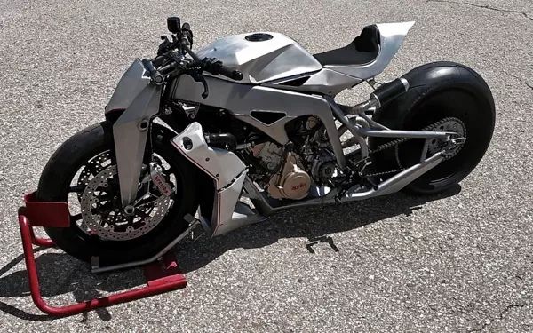 来自义大利的simone conti motorcycles用aprilia sxv550的引擎改装出