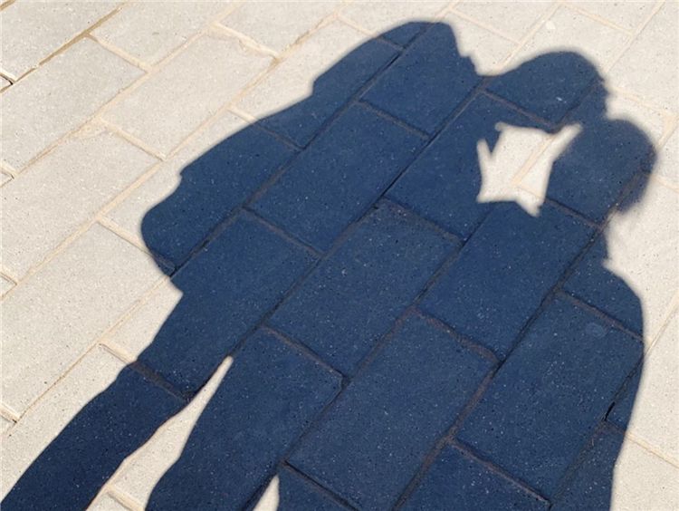 昨天大半夜,宁泽涛在ins上晒了一张阳光下的影子合照,女生还蛮高的,和