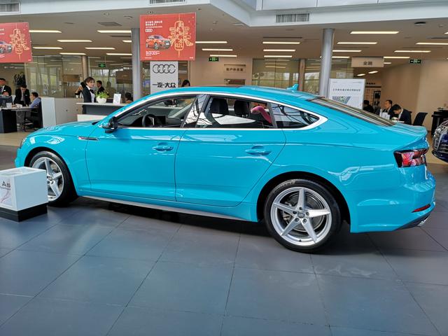 更加特立独行 到店看2019款奥迪a5大溜背40 tfsi时尚