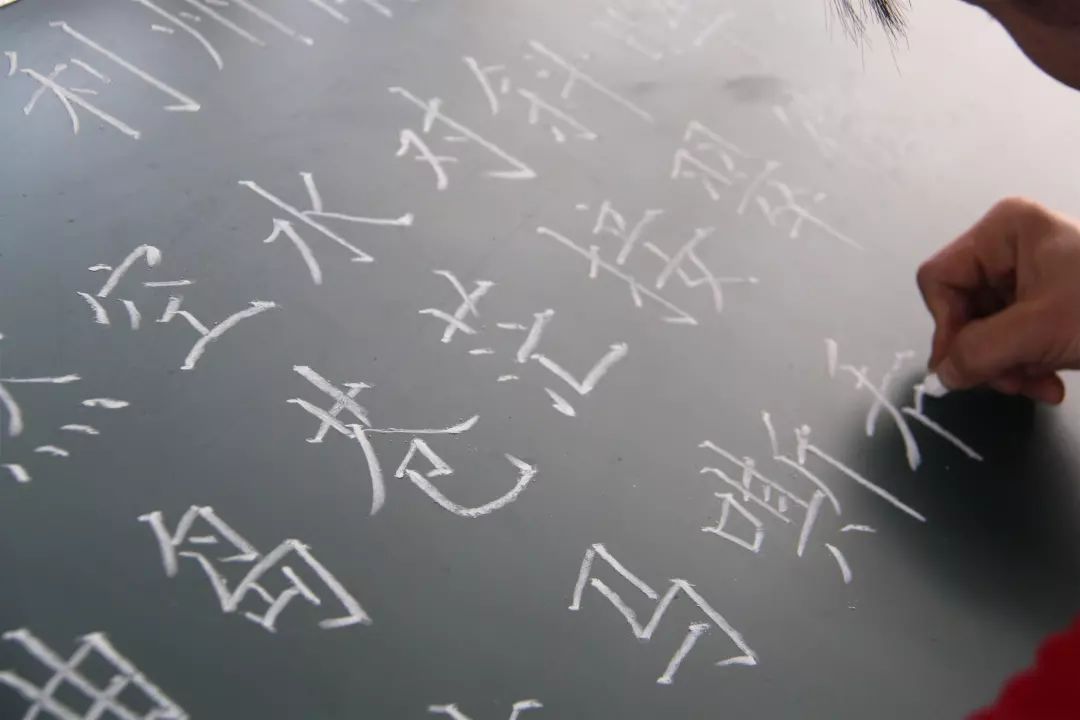 俗世奇人——记南康区三小片区青年教师基本功竞赛_粉笔